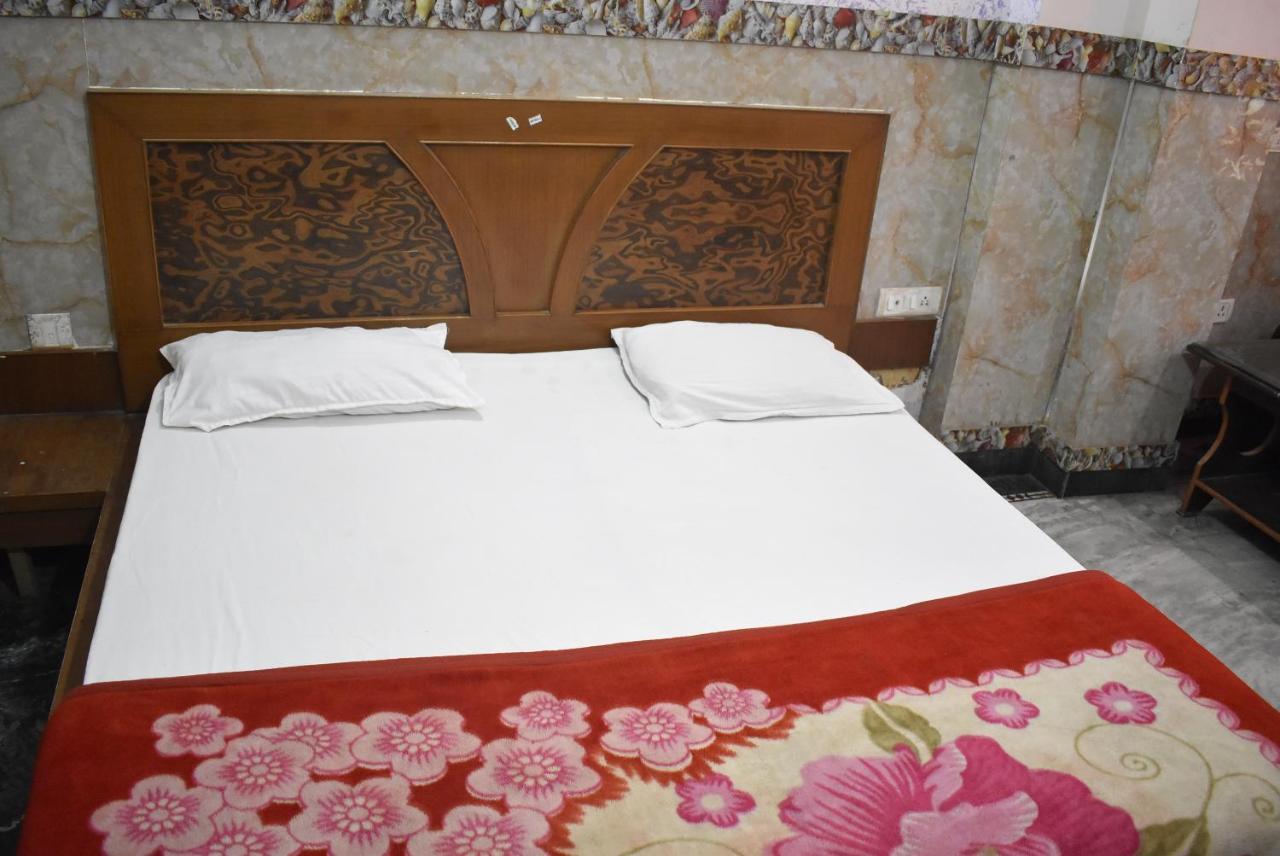 Hotel Shri Hari Palace By Wb Inn Vrindāvan Buitenkant foto